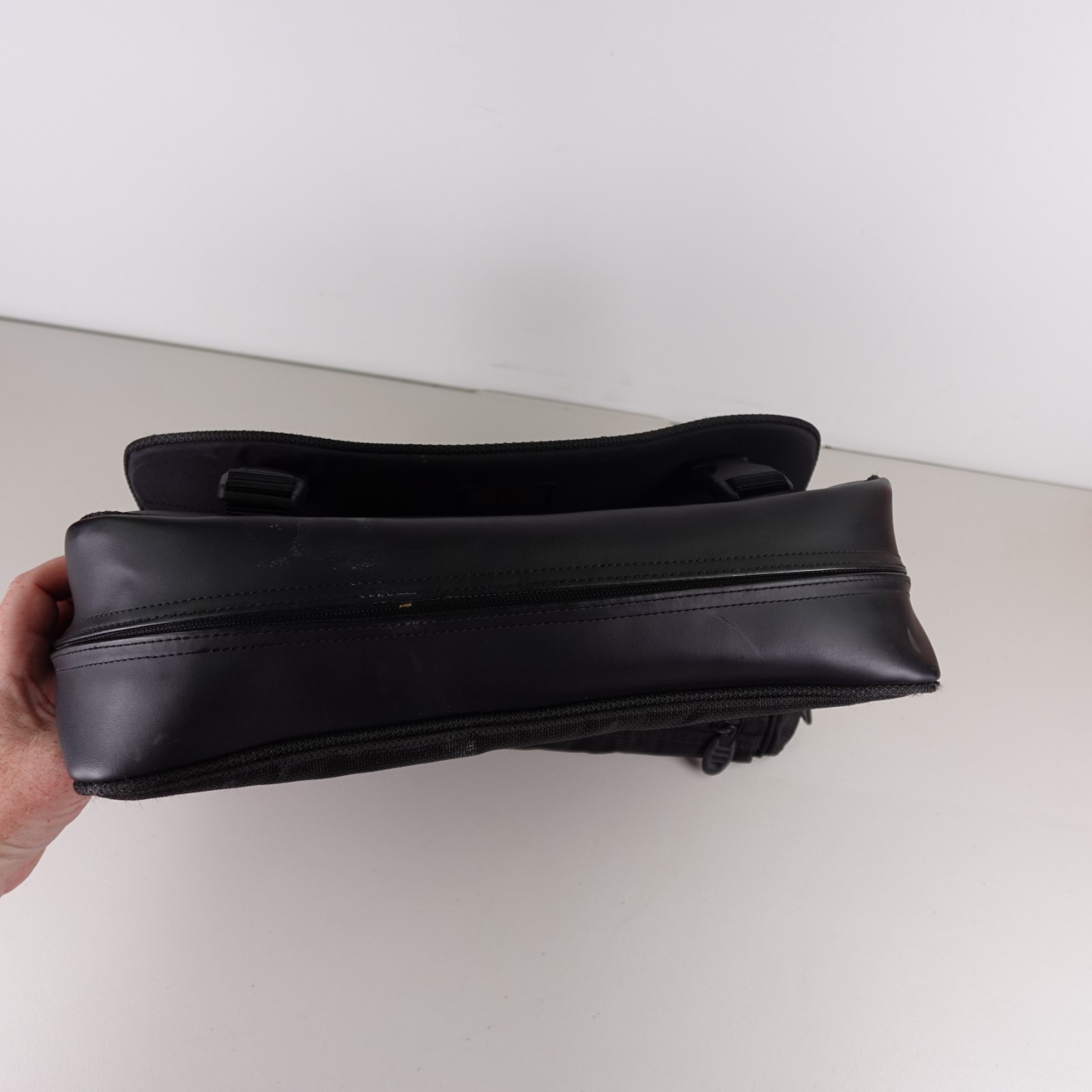 Tumi T2 Ballistic Large Messenger Briefcase Laptop Bag Nylon Black Shoulder 508C