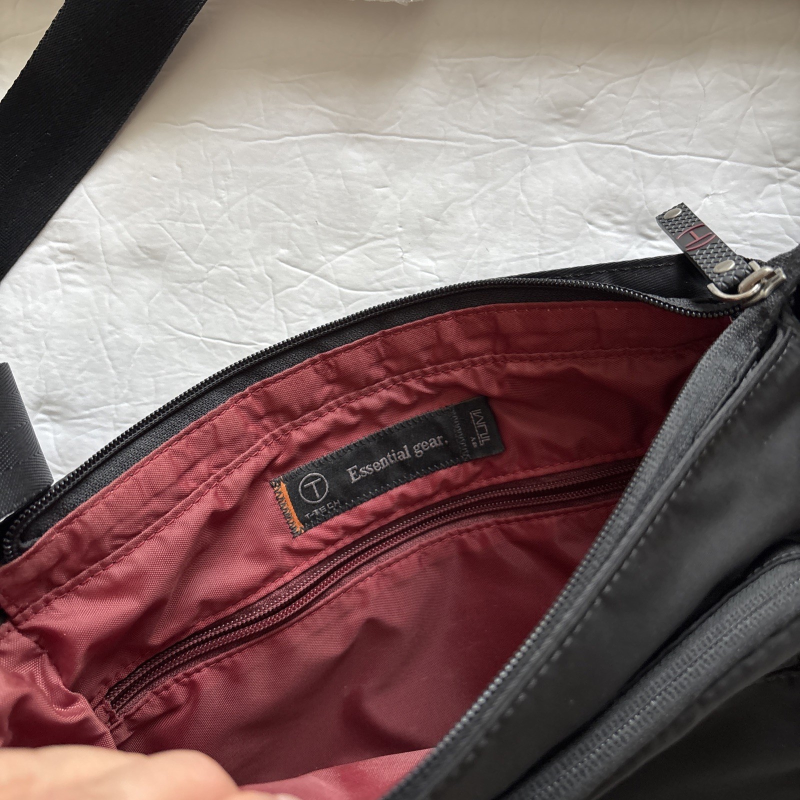 Tumi 57502D T-Tech Essential Gear Black Nylon Crossbody Messenger Bag Unisex
