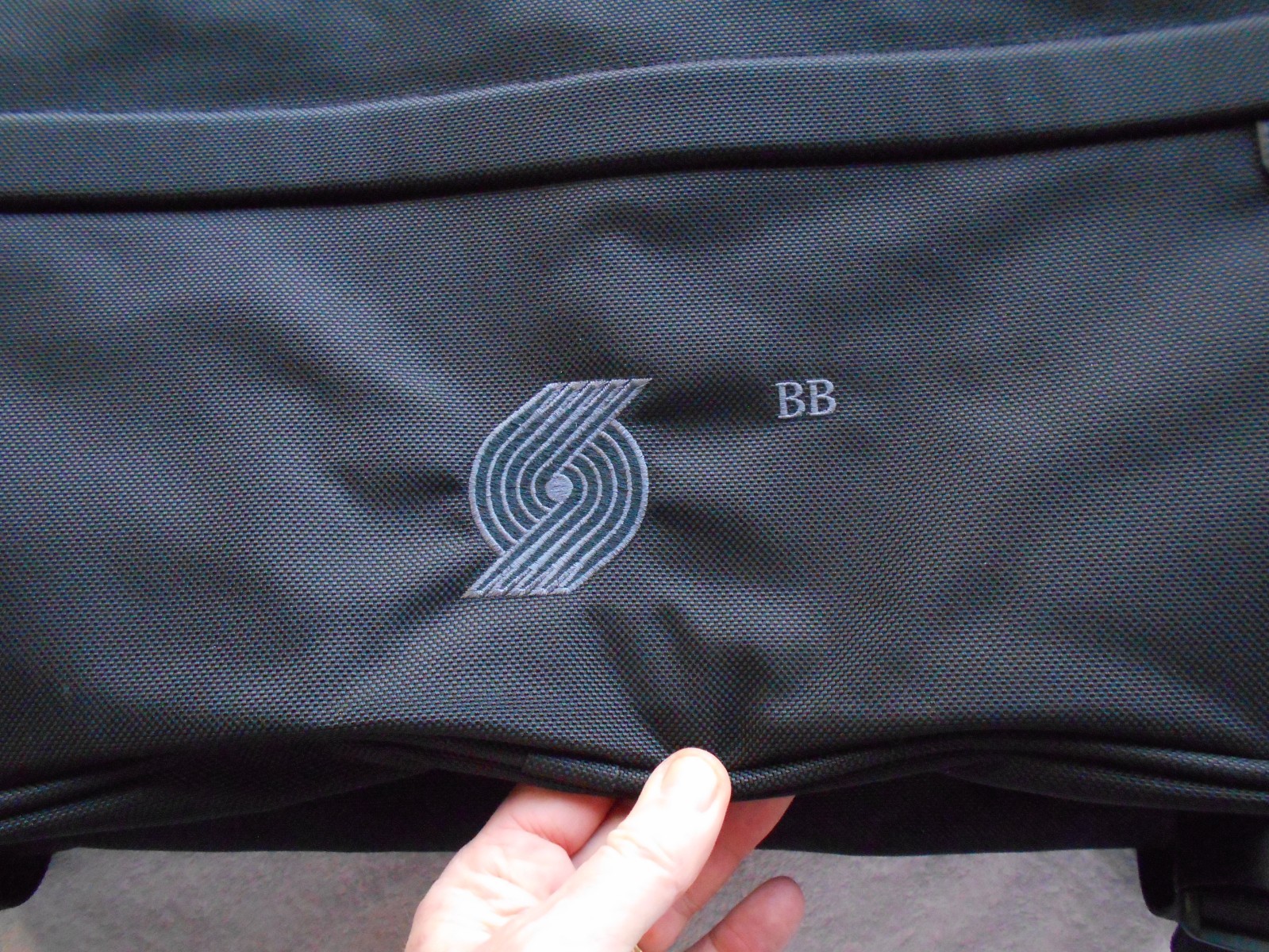 BRIGGS & RILEY 375-4 BASELINE 22″ NBA TRAILBLAZERS TRI-FOLD GARMENT BAG