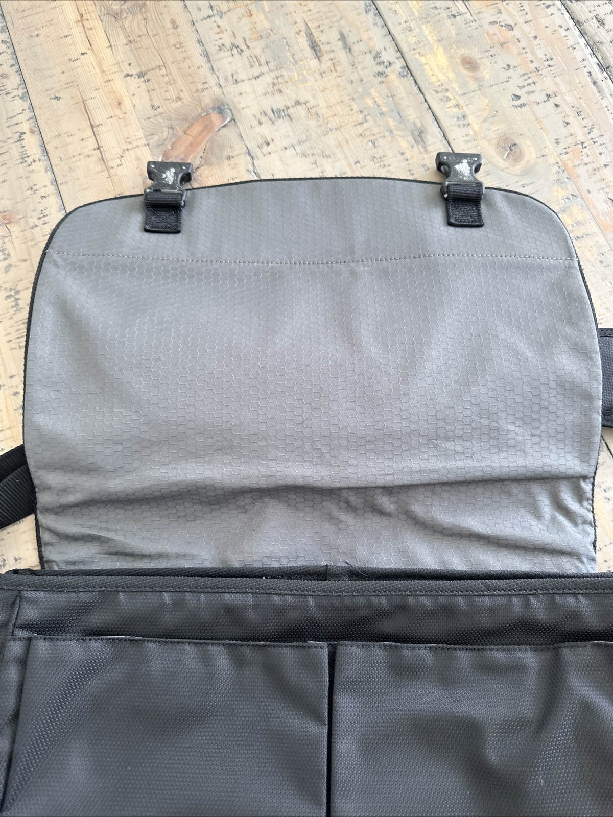 TUMI T2 Black Ballistic Nylon Carry On MESSENGER Bag Shoulder Laptop Tote 508C