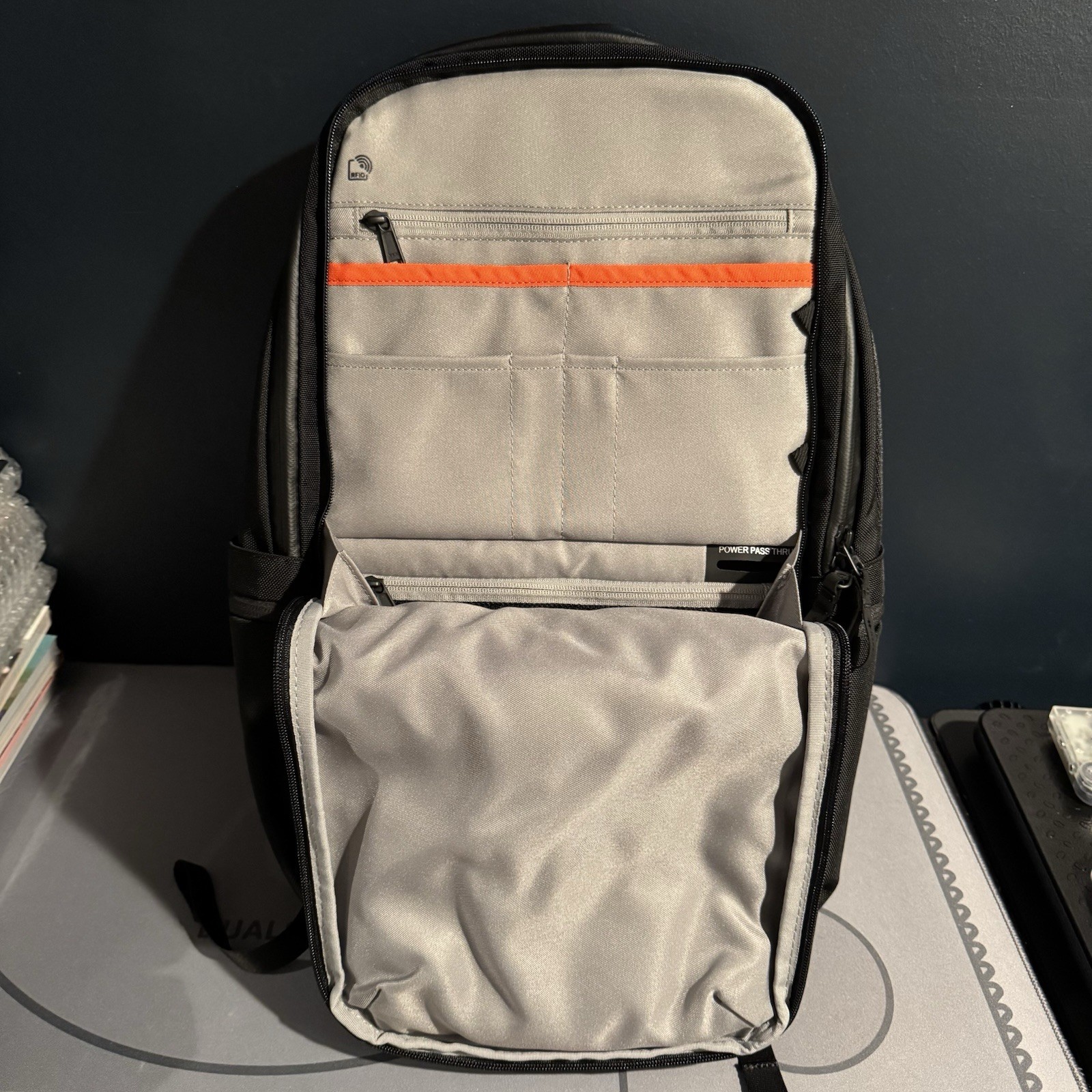 HyperPack Pro 22L Black with Apple Find