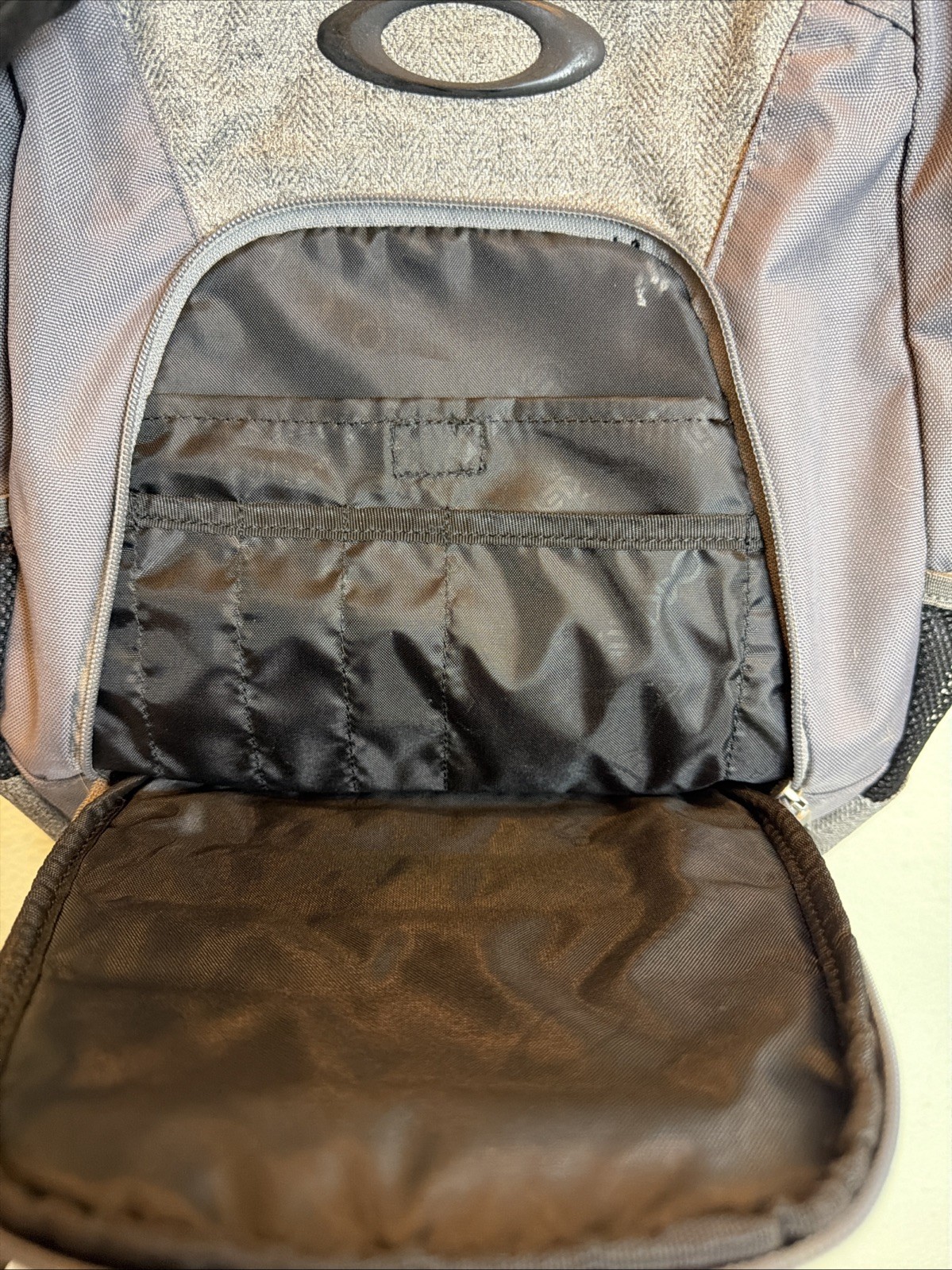 Oakley Backpack 5 Speed Pack Gray Travel Commute School Work 19×12.5×7