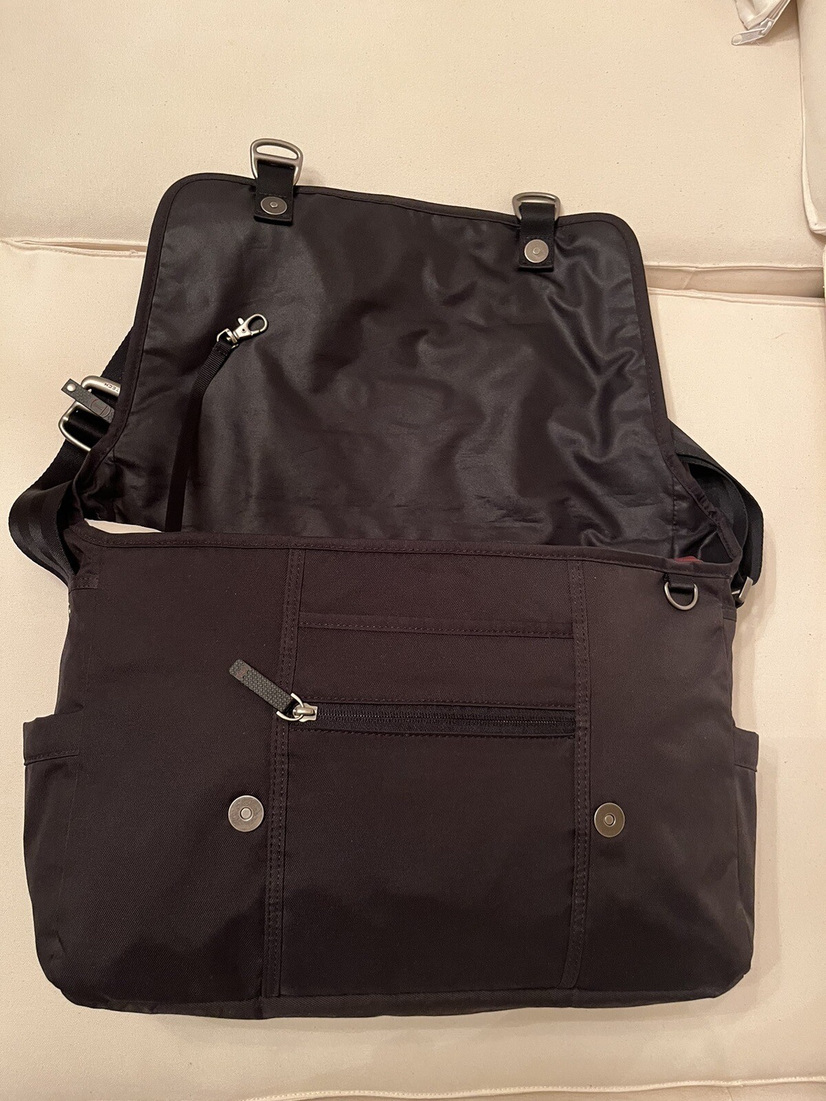 Tumi T-Tech Essential Gear Black 19”x12”x4” Laptop Messenger Bag