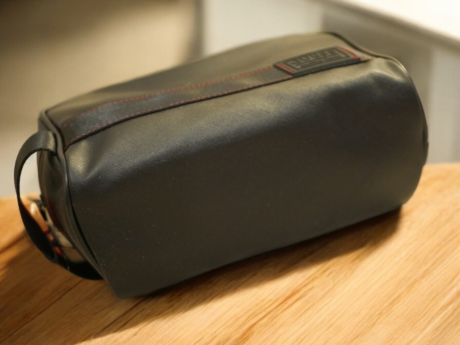 NEW MEDIUM MEN’S GUESS BLACK RED LEATHER HANDLE TOILETRY TRAVEL CASE BAG POCKET