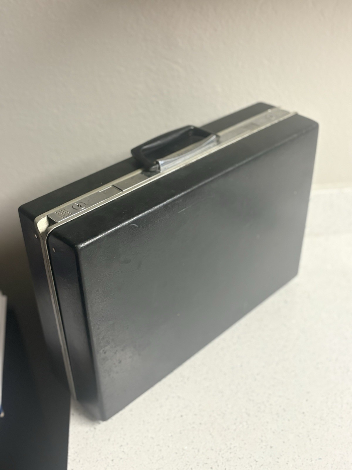 Samsonite Black Hard Briefcase Latch Closure Inner Dividers Classic Business