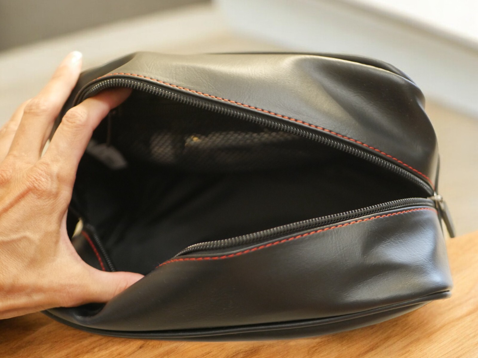 NEW MEDIUM MEN’S GUESS BLACK RED LEATHER HANDLE TOILETRY TRAVEL CASE BAG POCKET