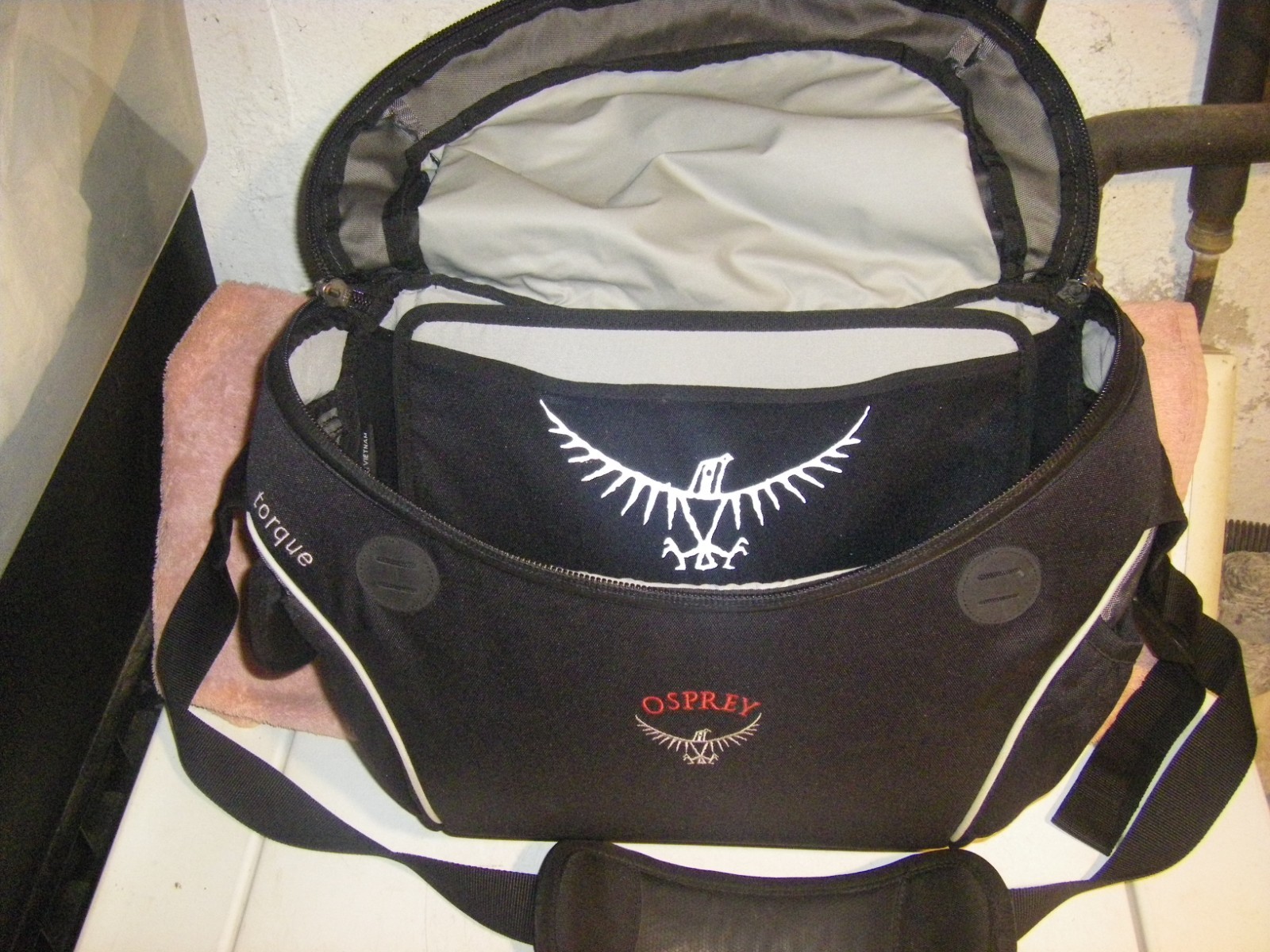 Osprey Black Messenger Torque Laptop Flap Courier Crossbody Bag Travel
