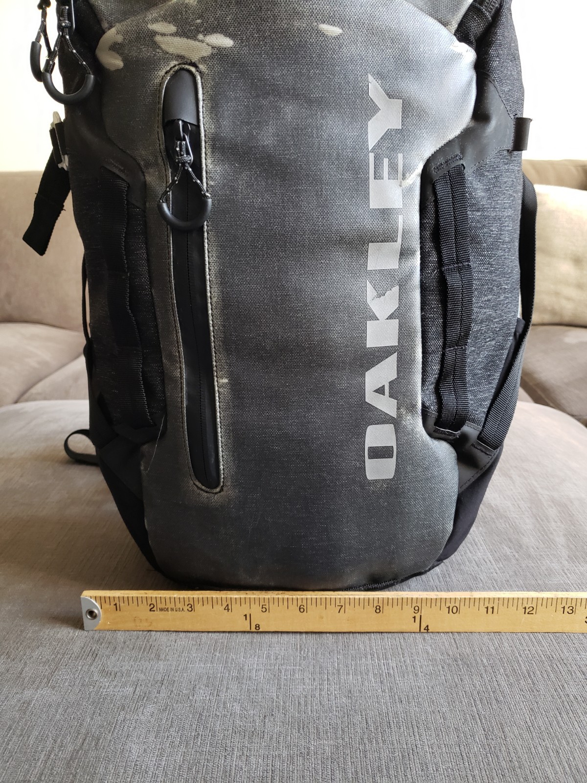 Oakley Voyage 25 Gray Black Backpack Waterproof Material – READ DESCRIPTION..