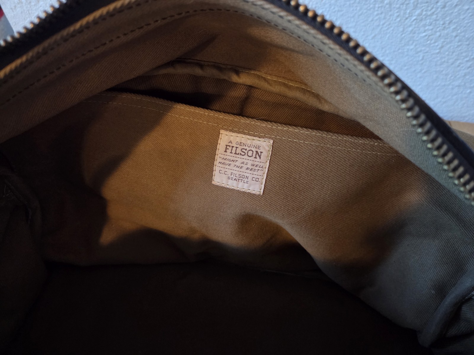 Filson Medium Rugged Twill Outfitter Bag | NWOT | Talon Era | Tan | Made in USA