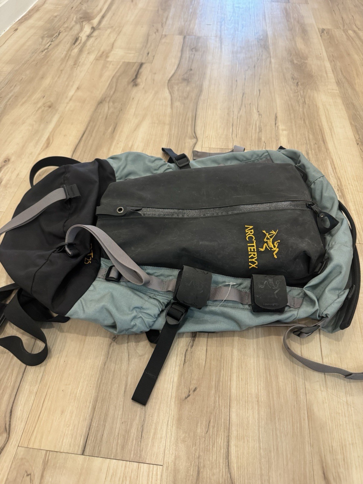 Arc’teryx RT 25 Backpack Granite Color Hydration Backpack Outdoors RARE