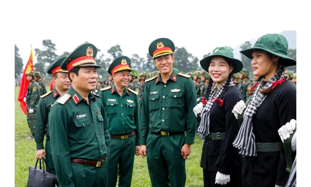 Combo VC Vietnam – Frog Bag Backpack, Broad-Brimmed Hat & Traditional Scarf