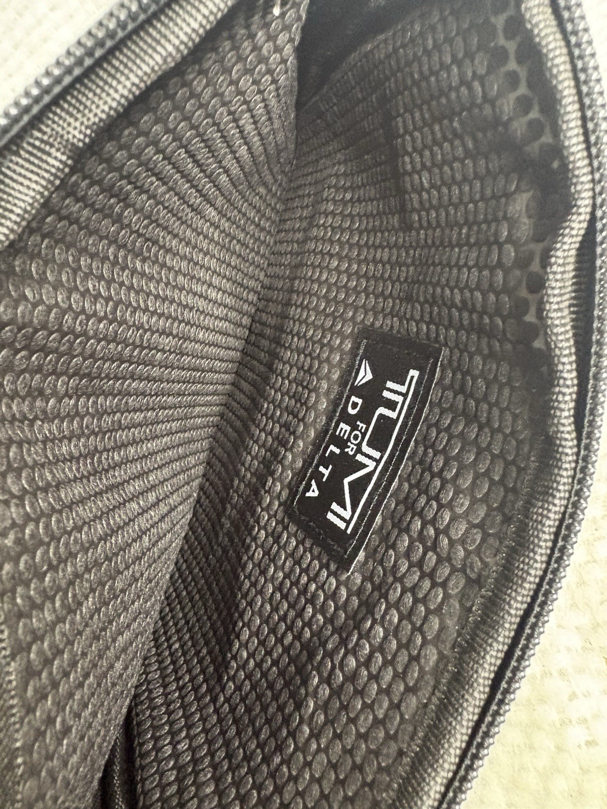 NWT TUMI delta Toiletry bag Grey Vinyl with Metal Logo and Zipper Medium Pouch
