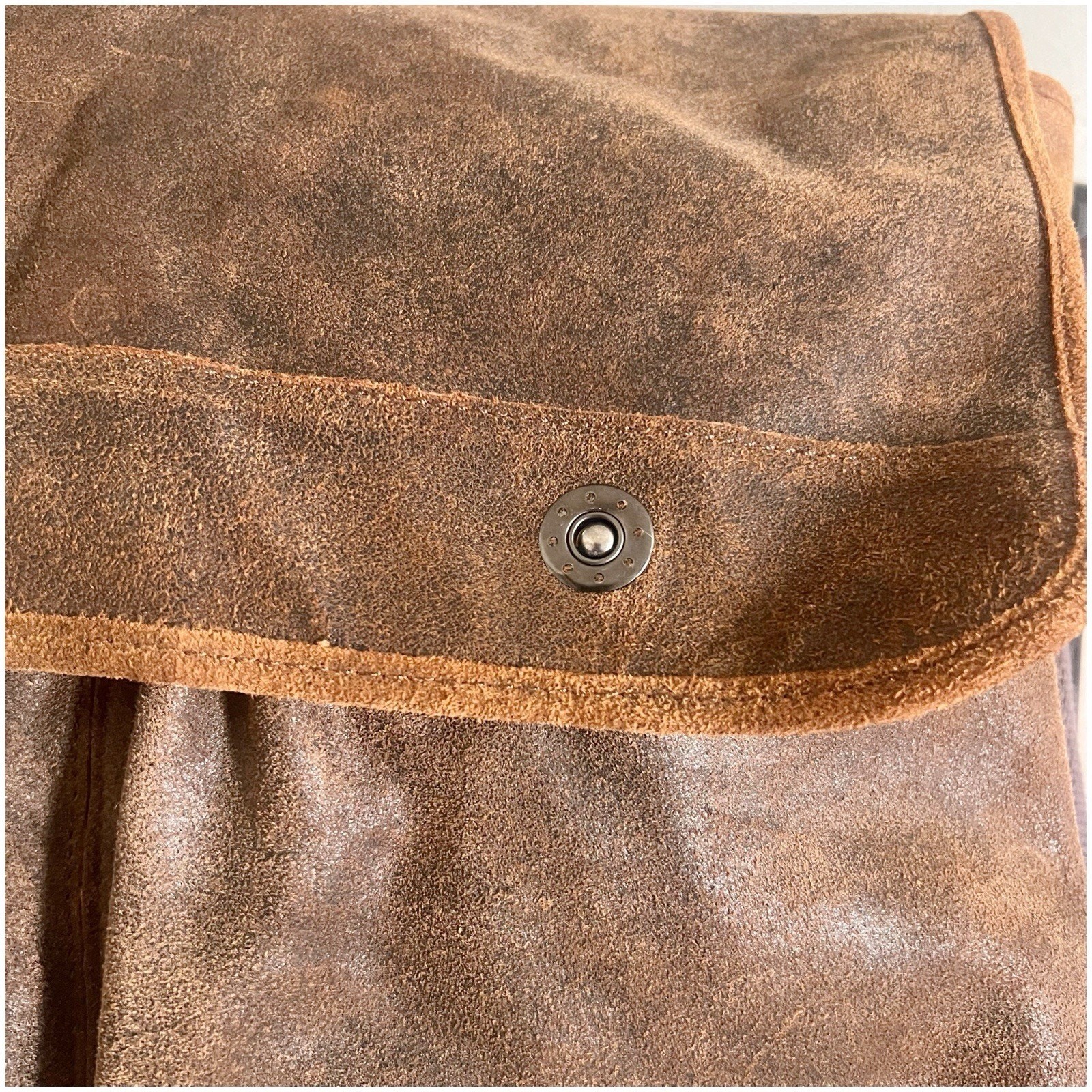 Wilson’s Leather Genuine Leather Messenger Back Large Brown Snap Button
