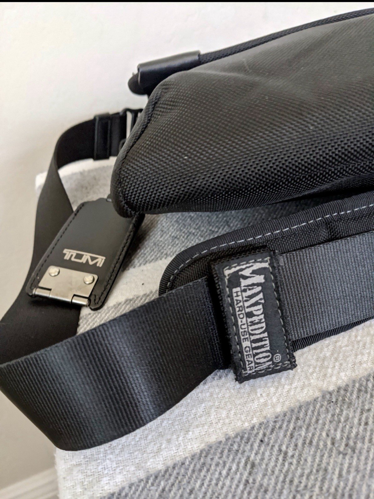 🎒 NEW TUMI Alpha 3 Pocket Bag Small Black Crossbody Shoulder Travel Bag