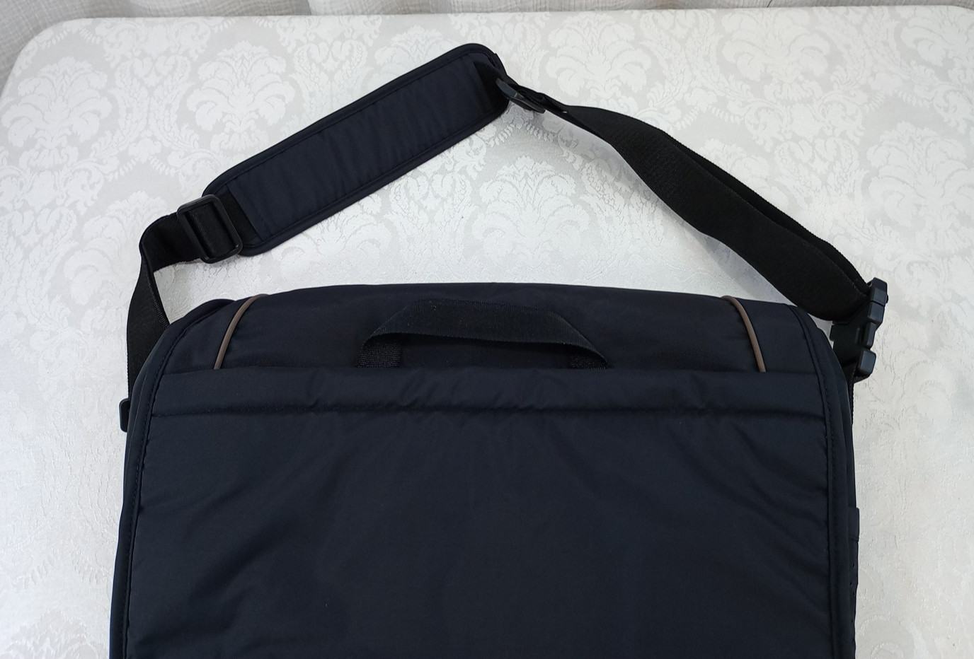 Nike Sportswear Essentials Messenger Bag 15L Black Ironstone DJ9792-010