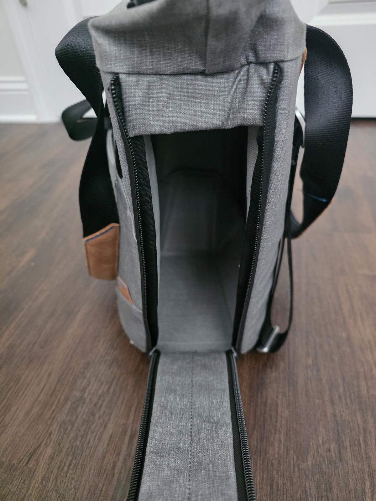 Peak Design Everyday 20L Tote Bag – Gray, Zip Closure Shoulder Strap Pockets