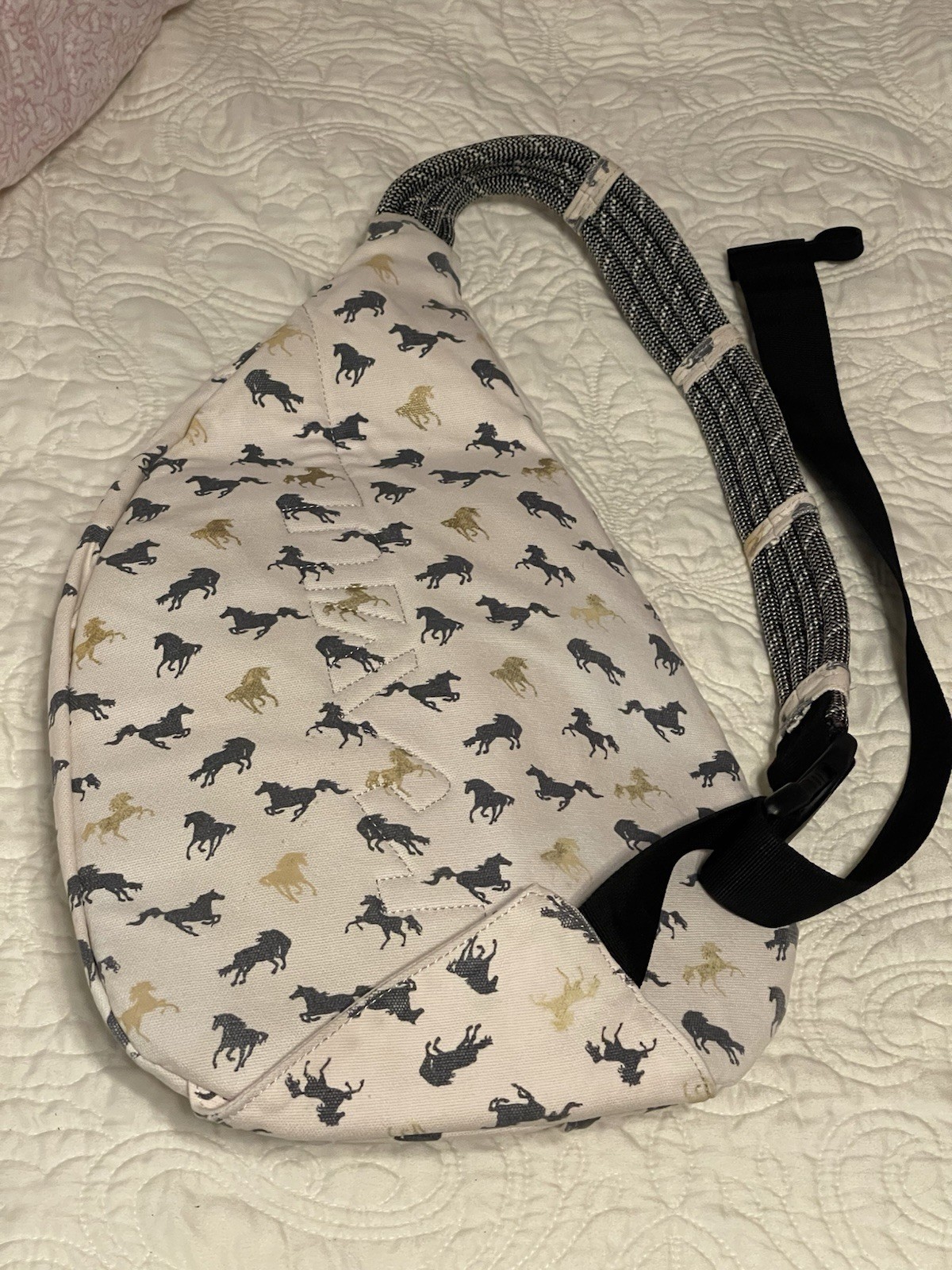 KAVU Rope Sling backpack “Wild Horses”Zipper Closure Adjustable Strap Unisex M