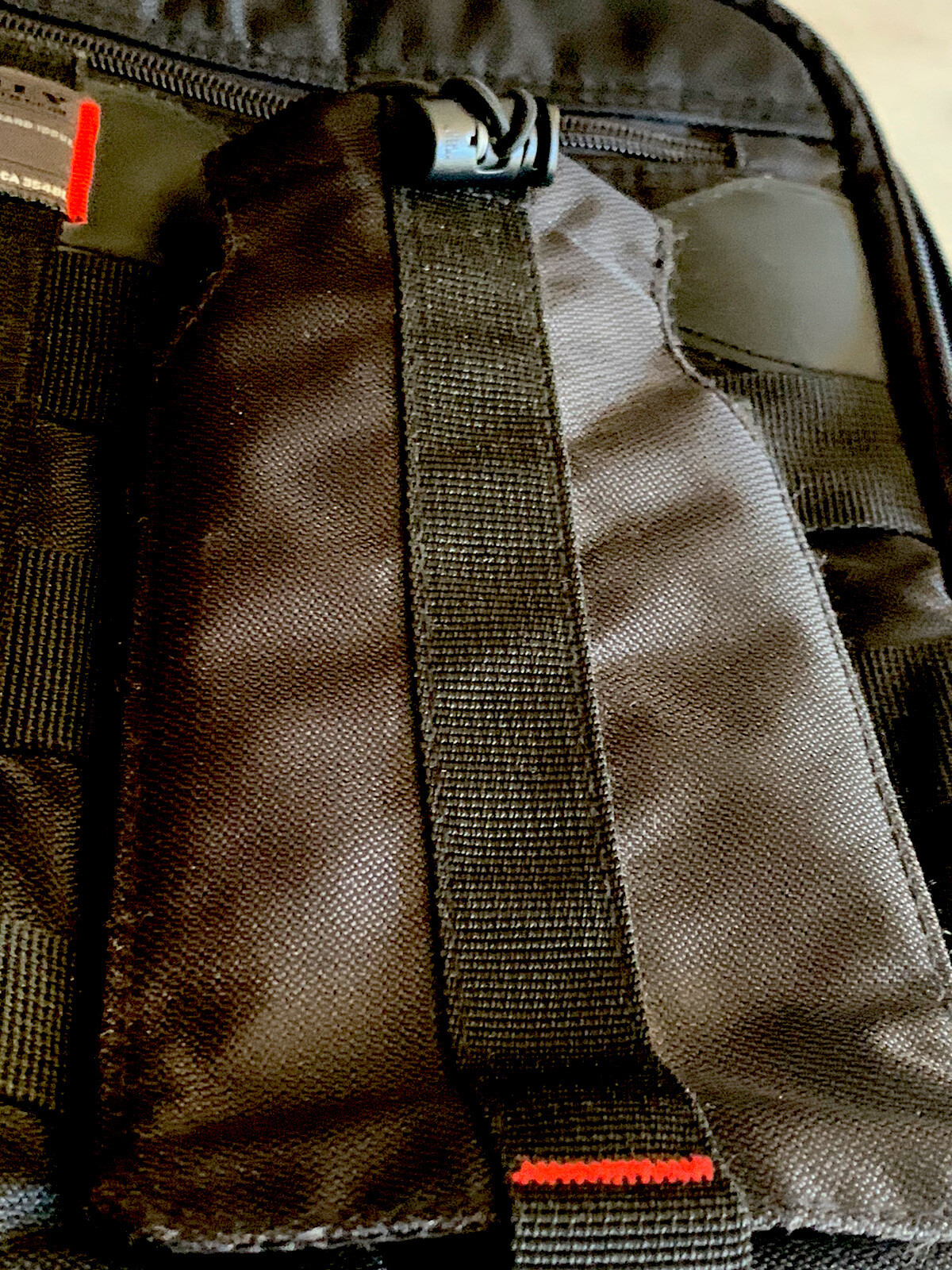 OAKLEY COMPUTER / LAPTOP CROSS BODY BAG HANDBAG MULTIPLE POCKETS ADJACTABLE STR