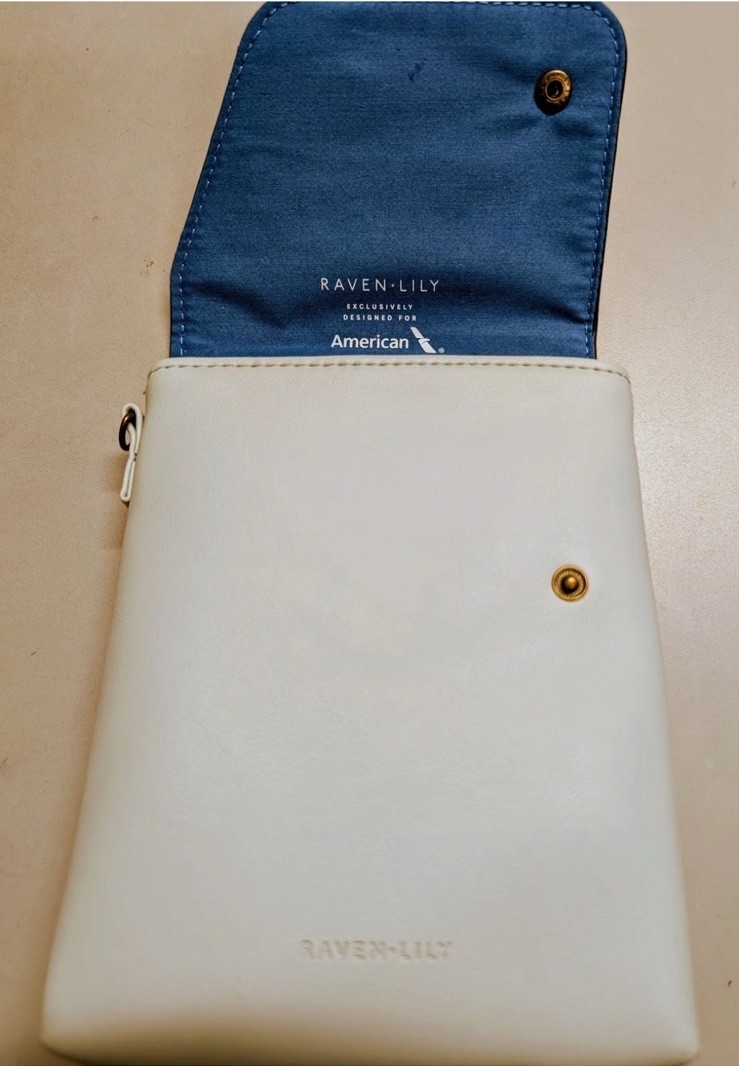 AA American Airlines Business Class Amenity Kit Raven + Lily / New Sealed