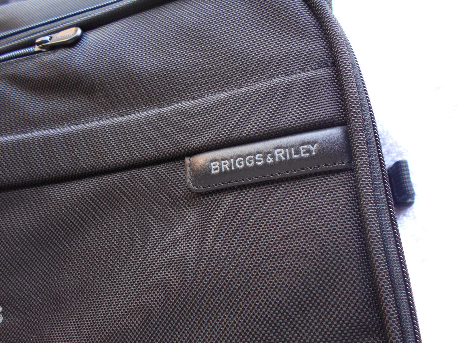 BRIGGS & RILEY 375-4 BASELINE 22″ NBA TRAILBLAZERS TRI-FOLD GARMENT BAG