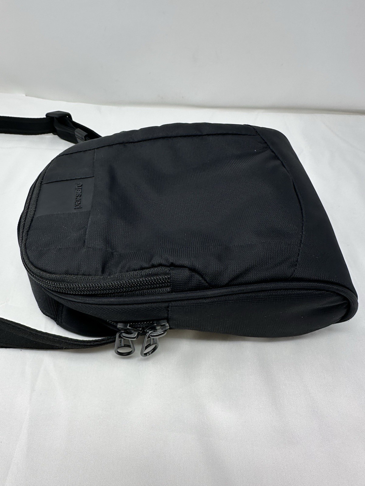 Passage Metrosafe LS100 Anti-Theft Crossbody Bag Black Unisex ExoMesh 9×7″ RFID
