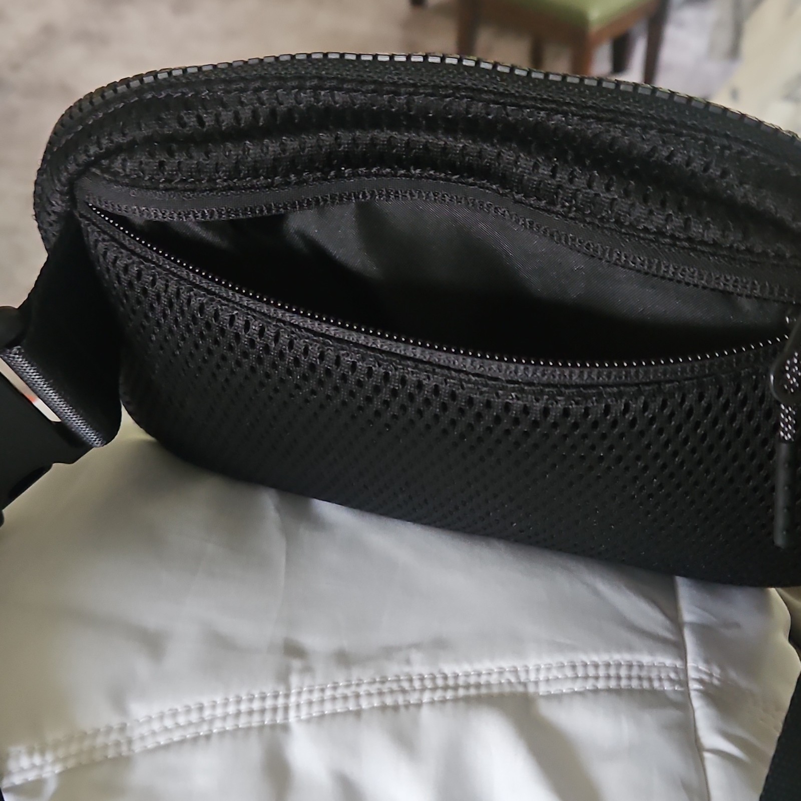 #42 NWOT Lululemon Black Mesh Everywhere Belt Bag Adjustable Strap Zip & Buckle