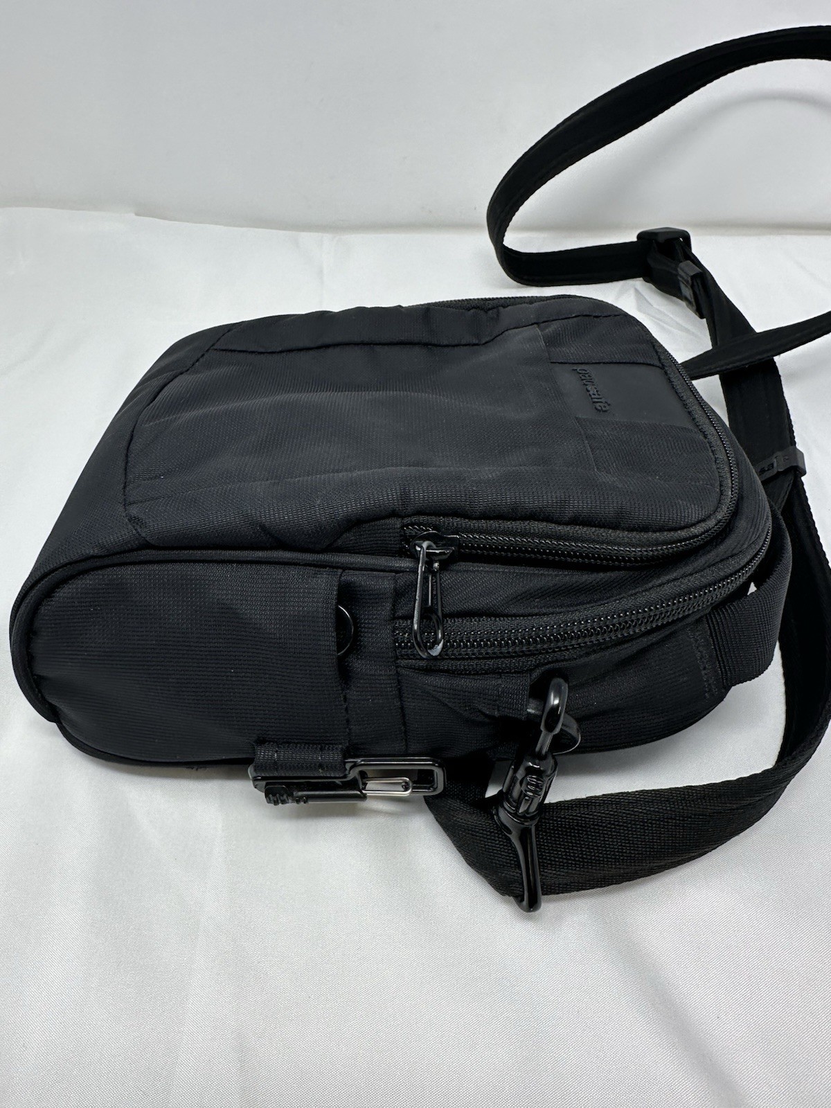 Passage Metrosafe LS100 Anti-Theft Crossbody Bag Black Unisex ExoMesh 9×7″ RFID