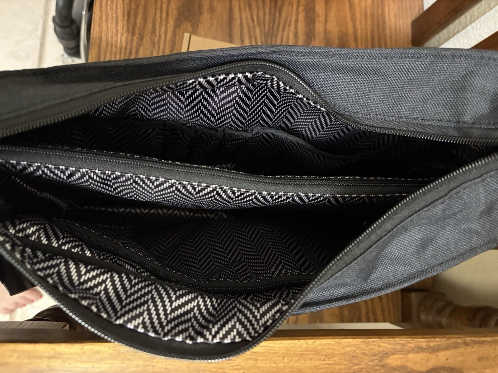 OGIO Black Medium Messenger Bag Adjustable Shoulder Strap Zip/Button Casual