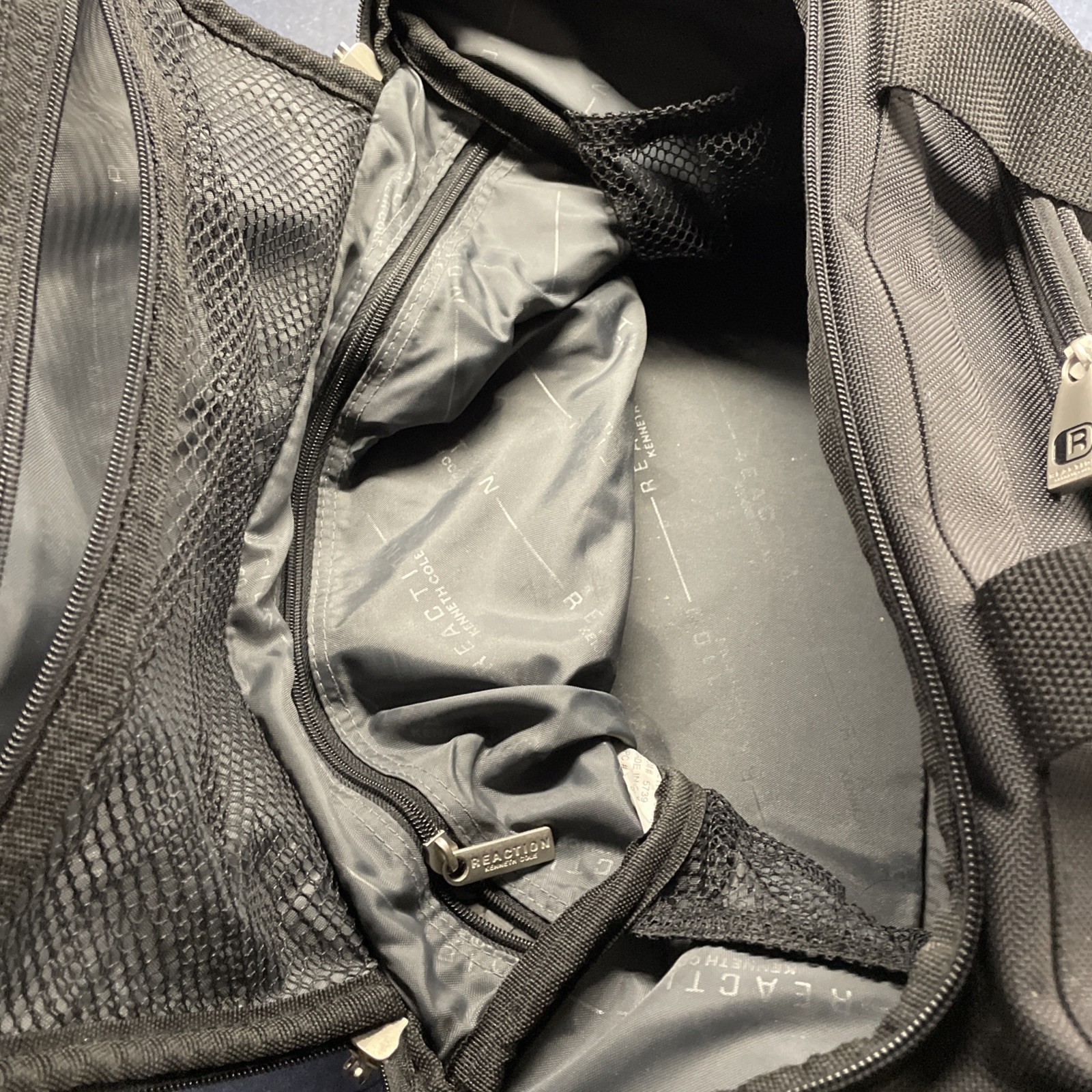 Kenneth Cole Reaction Black Duffel Overnight Travel Bag With Shoulder Strap EC