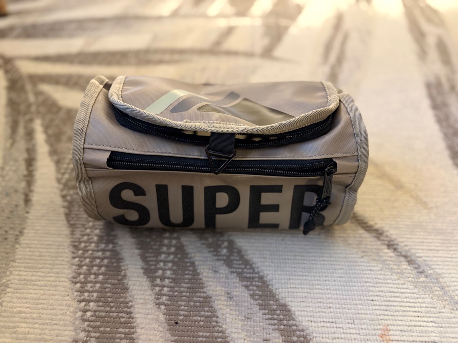 Superdry – Tarp Wash Mini Bag (Grey)