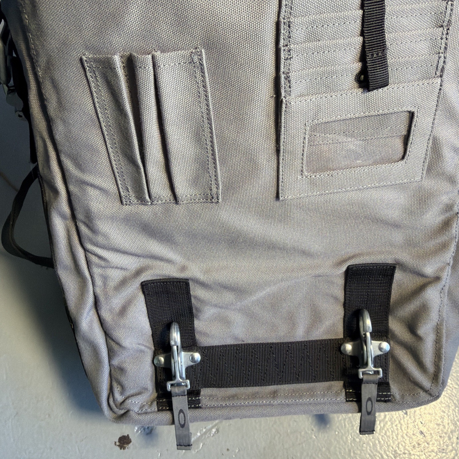 Oakley SI Tactical Field Gear Vertical Crossbody Bag
