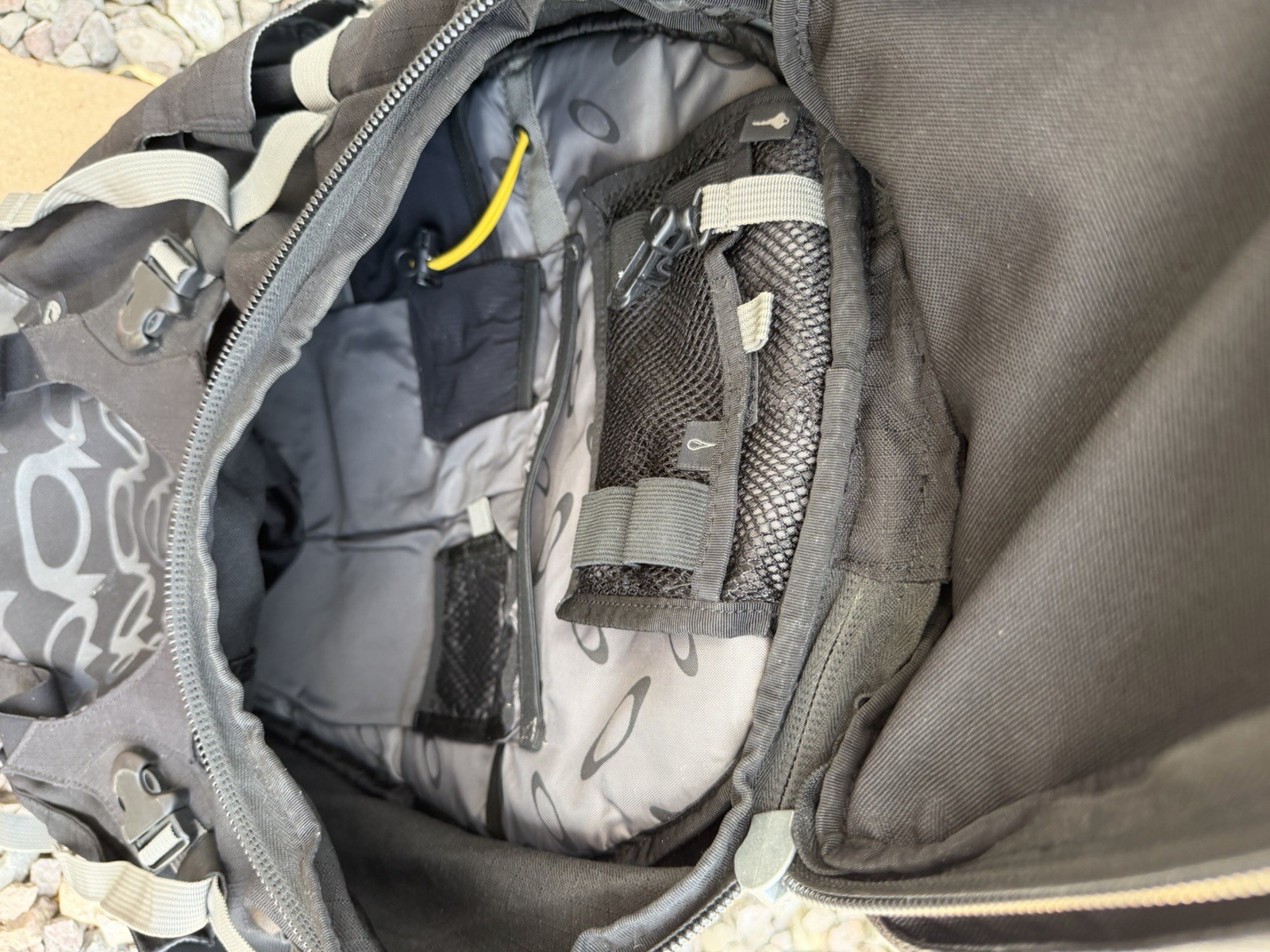 Oakley Kitchen Sink Backpack 34L – Black/Sliver Pre-owned