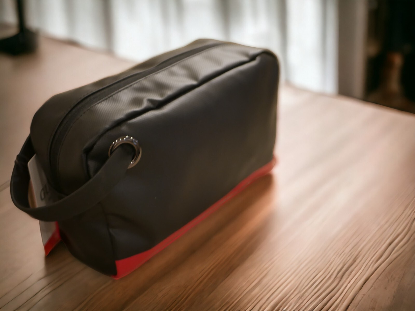 NEW WT SMALL MEN’S GUESS BLACK RED LEATHER HANDLE TOILETRY TRAVEL CASE BAG LOGO