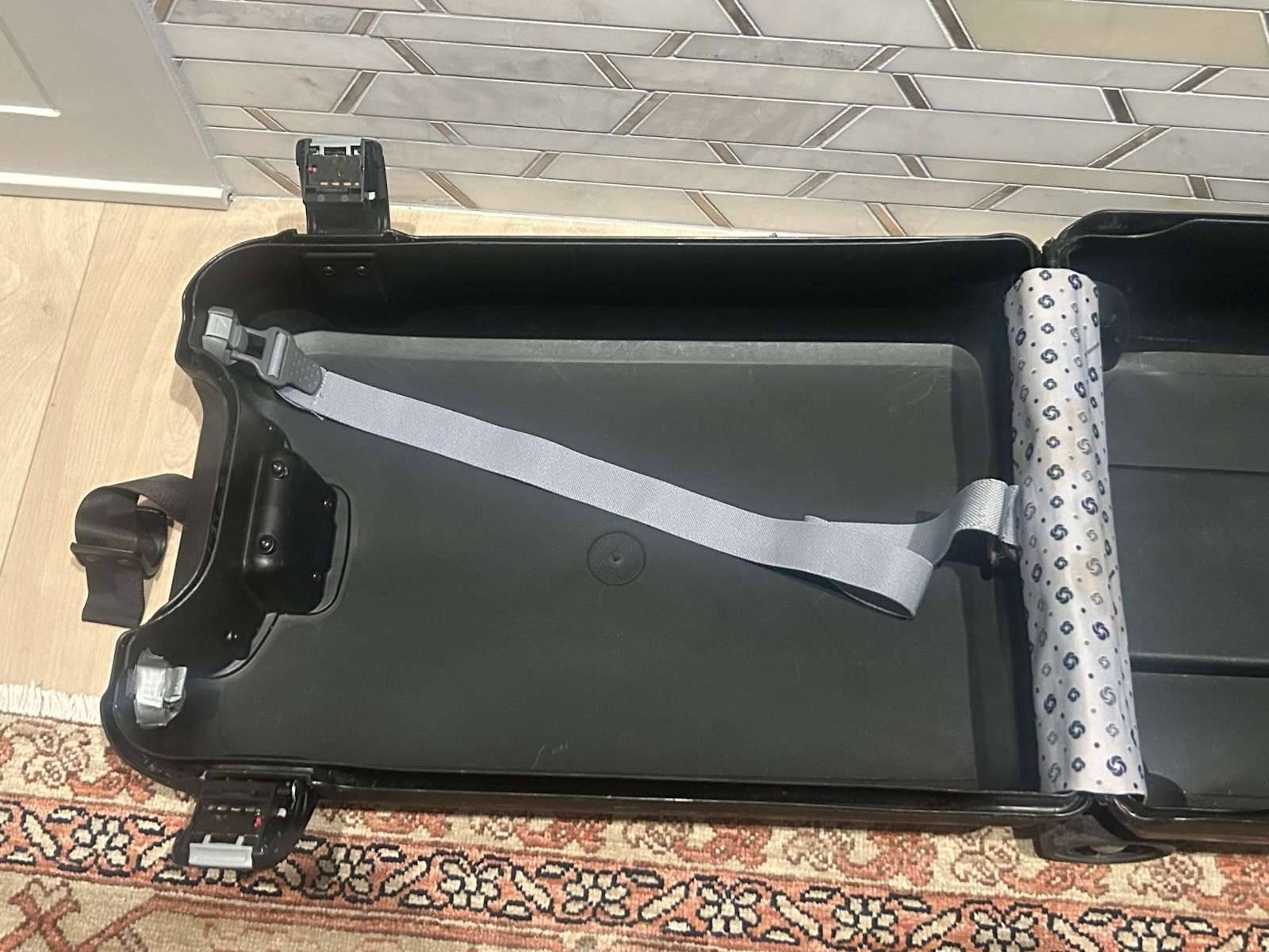 Rare Samsonite Vintage Hard-Shell 22″ Carry-on Luggage Black Lock Combo