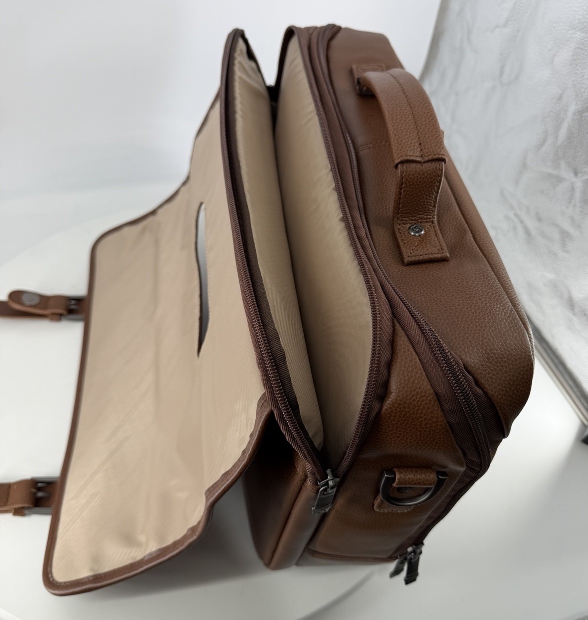 Samsonite Classic Leather Flapover Briefcase Messenger Bag Cognac, Light Use