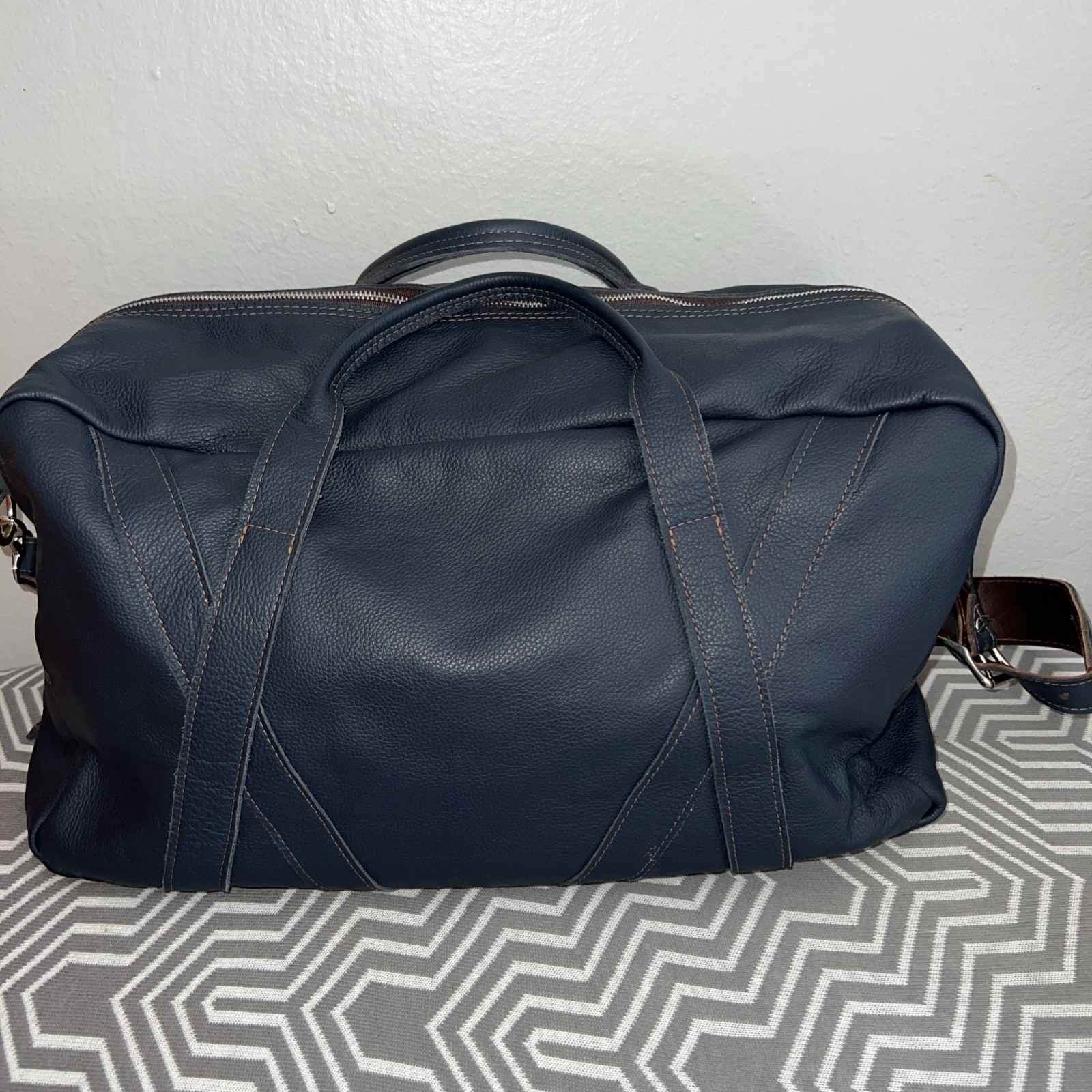 Ian James Navy Blue Leather Logan Duffle 20x12x7 Sport/Travel Shoulder Strap Bag