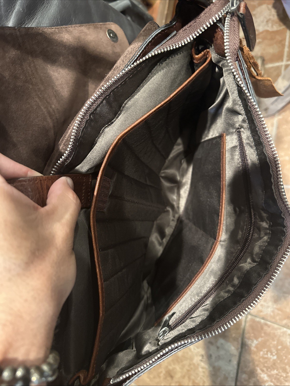 Brown Messenger Bag Magnetic Zip Closure Inner Pockets Shoulder Strap Men