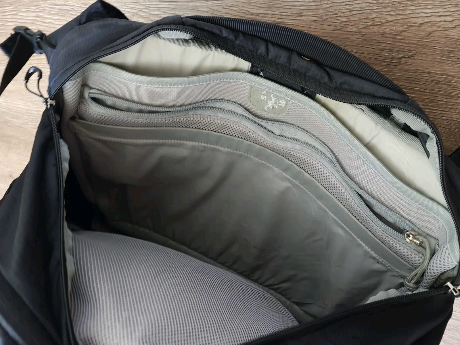 Osprey Ozone Courier Black Messenger Computer Bag 20L 15″ Laptop