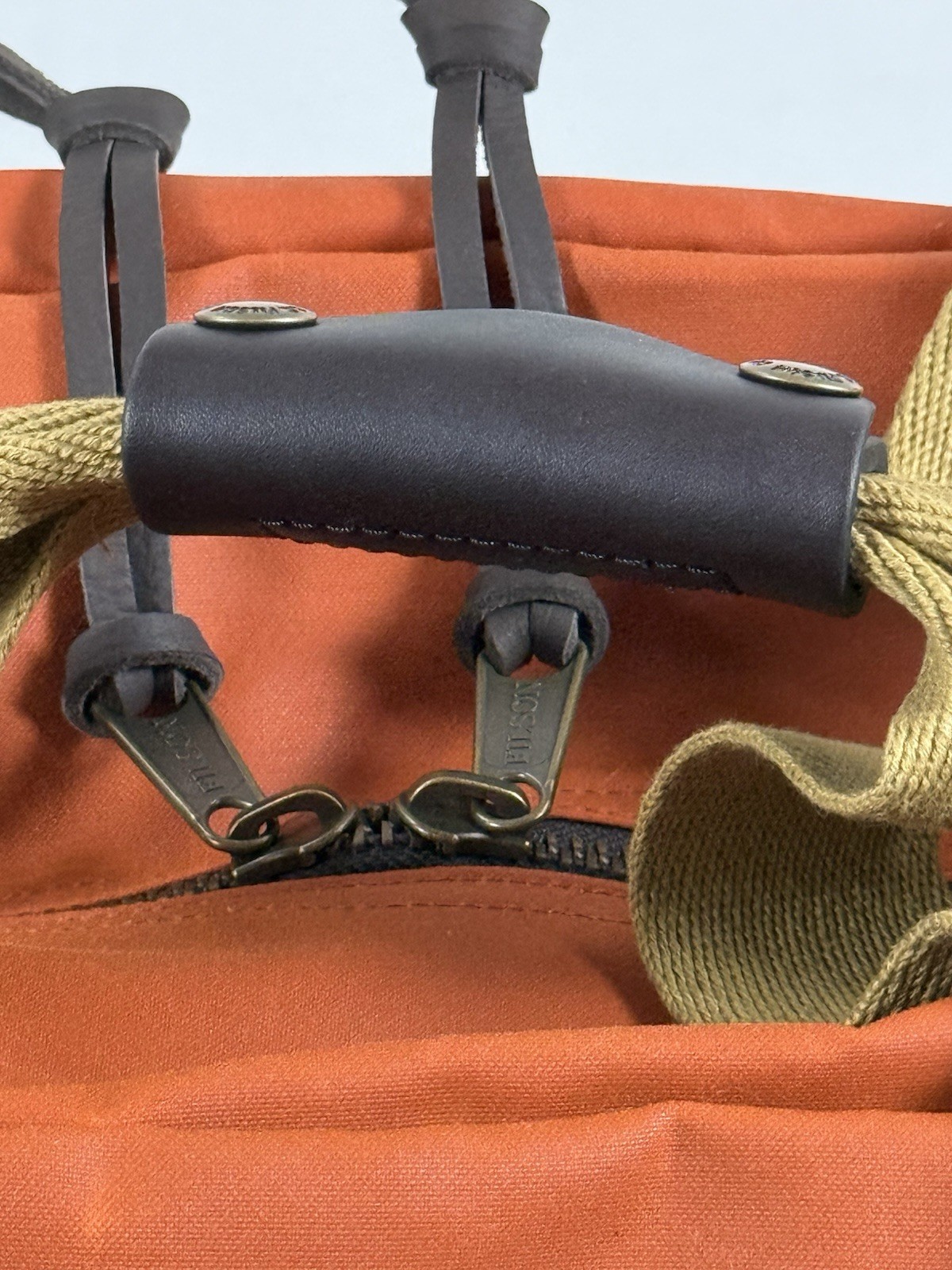 FILSON MEDIUM TIN CLOTH DUFFLE BAG RUST OS NWT