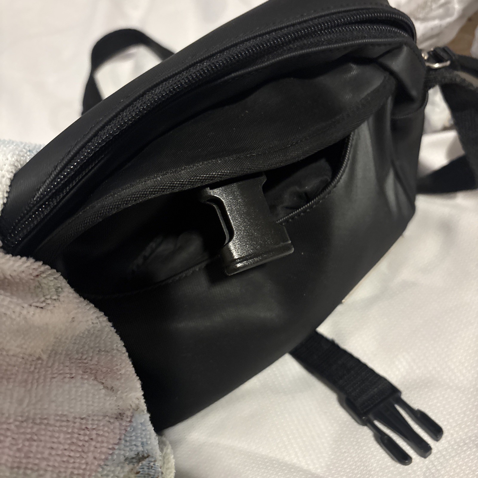 Vintage-Tommy Hilfiger Unisex Medium Black Crossbody Bag Adjustable.