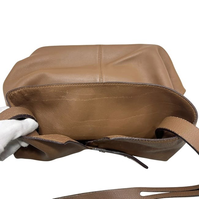 Pre-owned Loewe shoulder bag, brown, lightweight leather, L20. This simple,