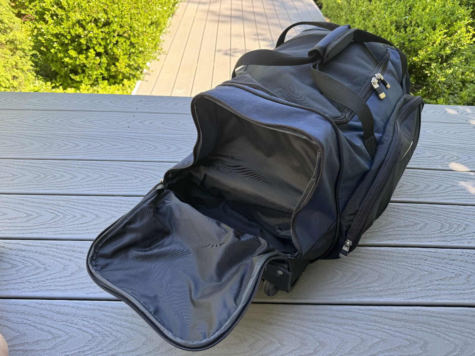 HIGHLAND TREK BLUE & BLACK 28″ ROLLING PULLMAN DUFFLE SHOULDER GYM BAG LUGGAGE