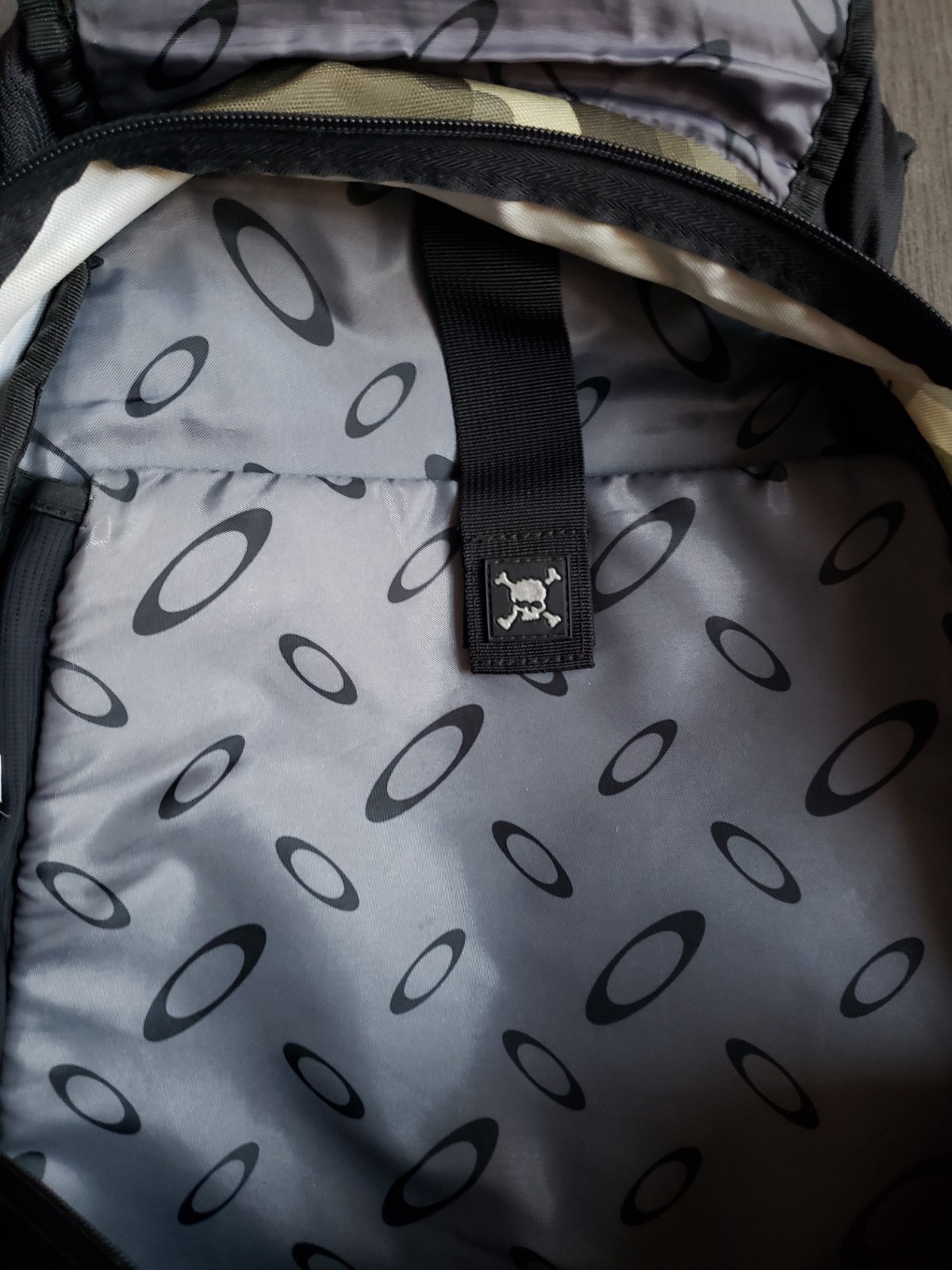 Oakley Icon 2.0 Tactical Backpack Camo/Black Padded Back – VERY CLEAN -Read Desc
