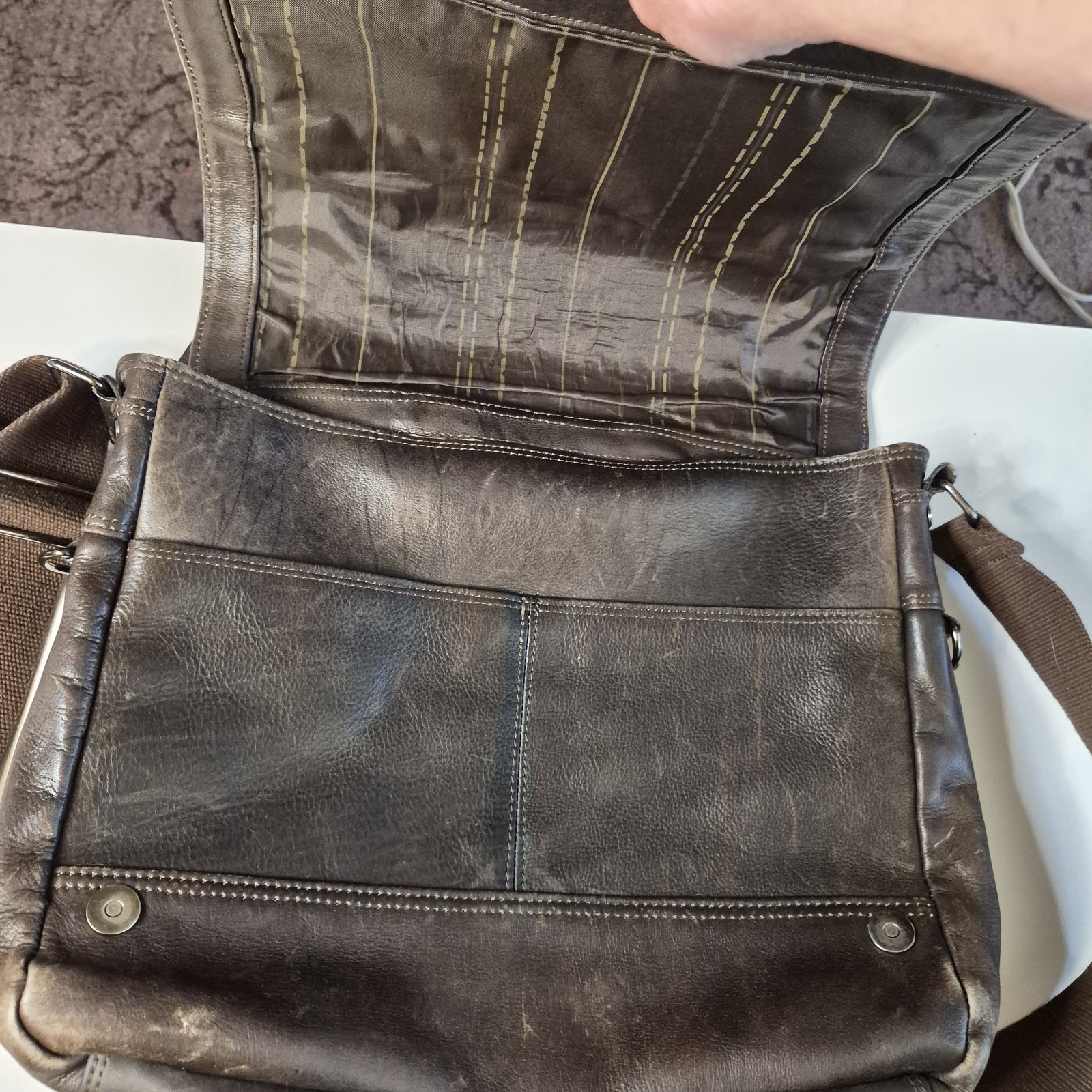 Vintage Kenneth Cole Reaction Brown Genuine Leather Messenger 11″x14″x4″