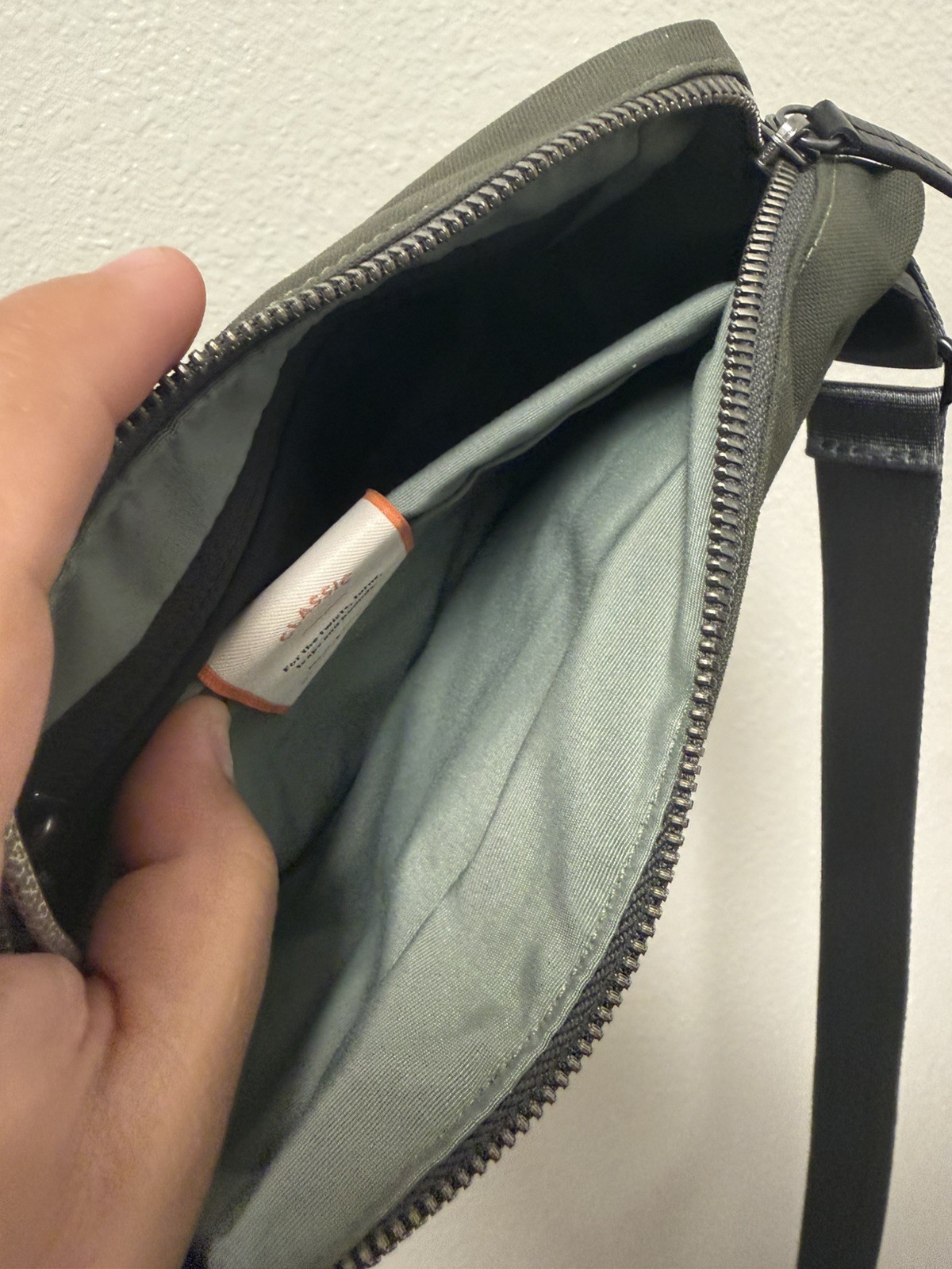 Bellroy Classic Sling 3L Crossbody Sling Bag – Olive – NWOT
