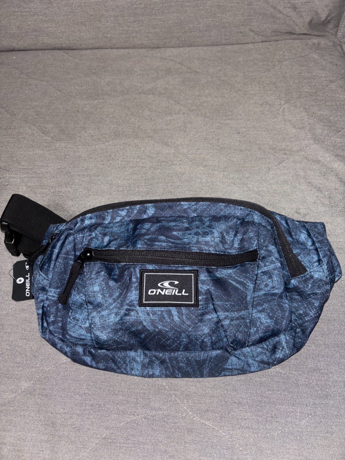 O’Neill Longhaul Waistpack New With Tags 4L Navy pattern 10-3/4″x6’x1.75″