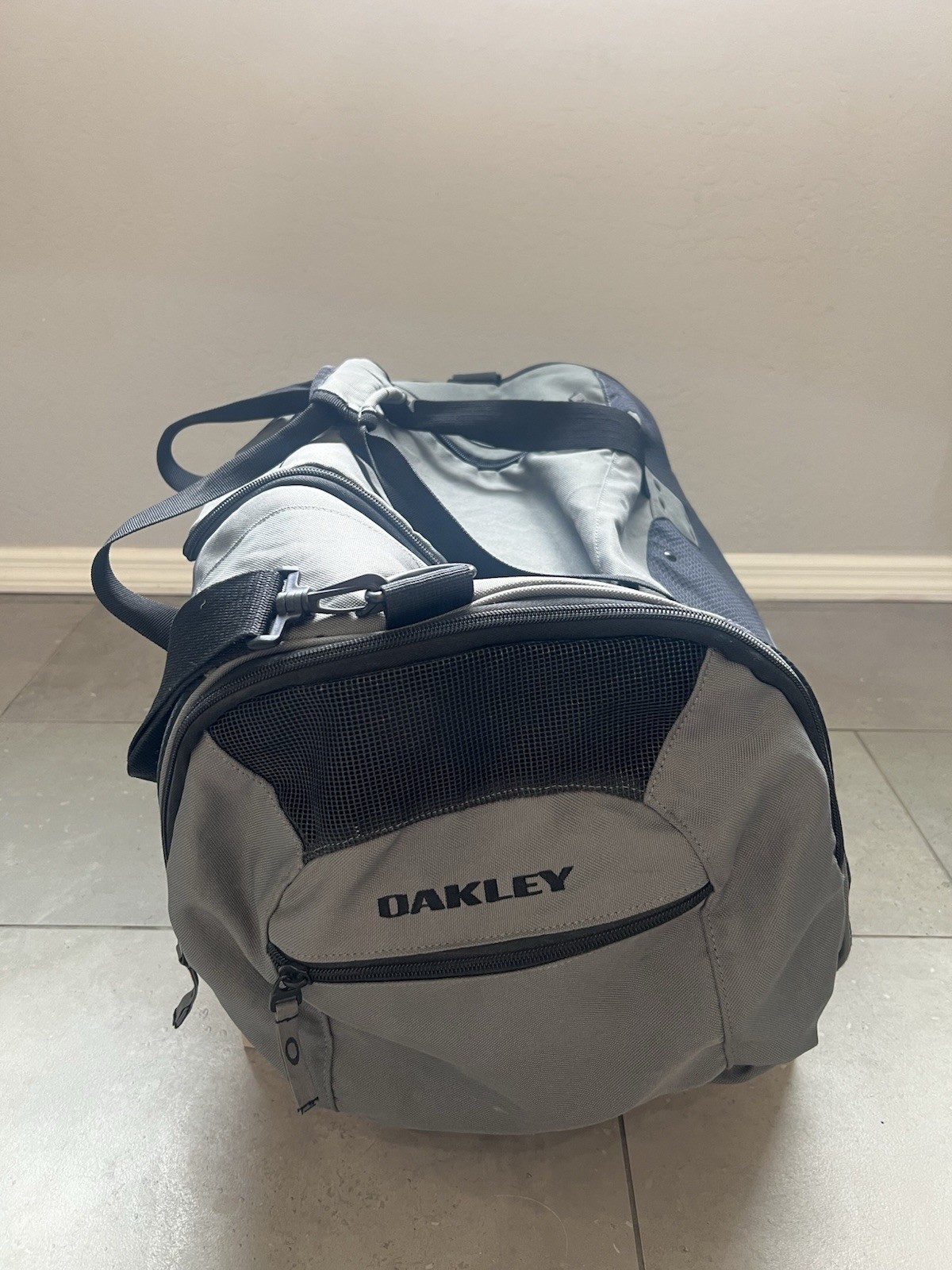 Oakley Tactical Field Weekender Boston Travel Gray Brand Logo Large Duffle Bag