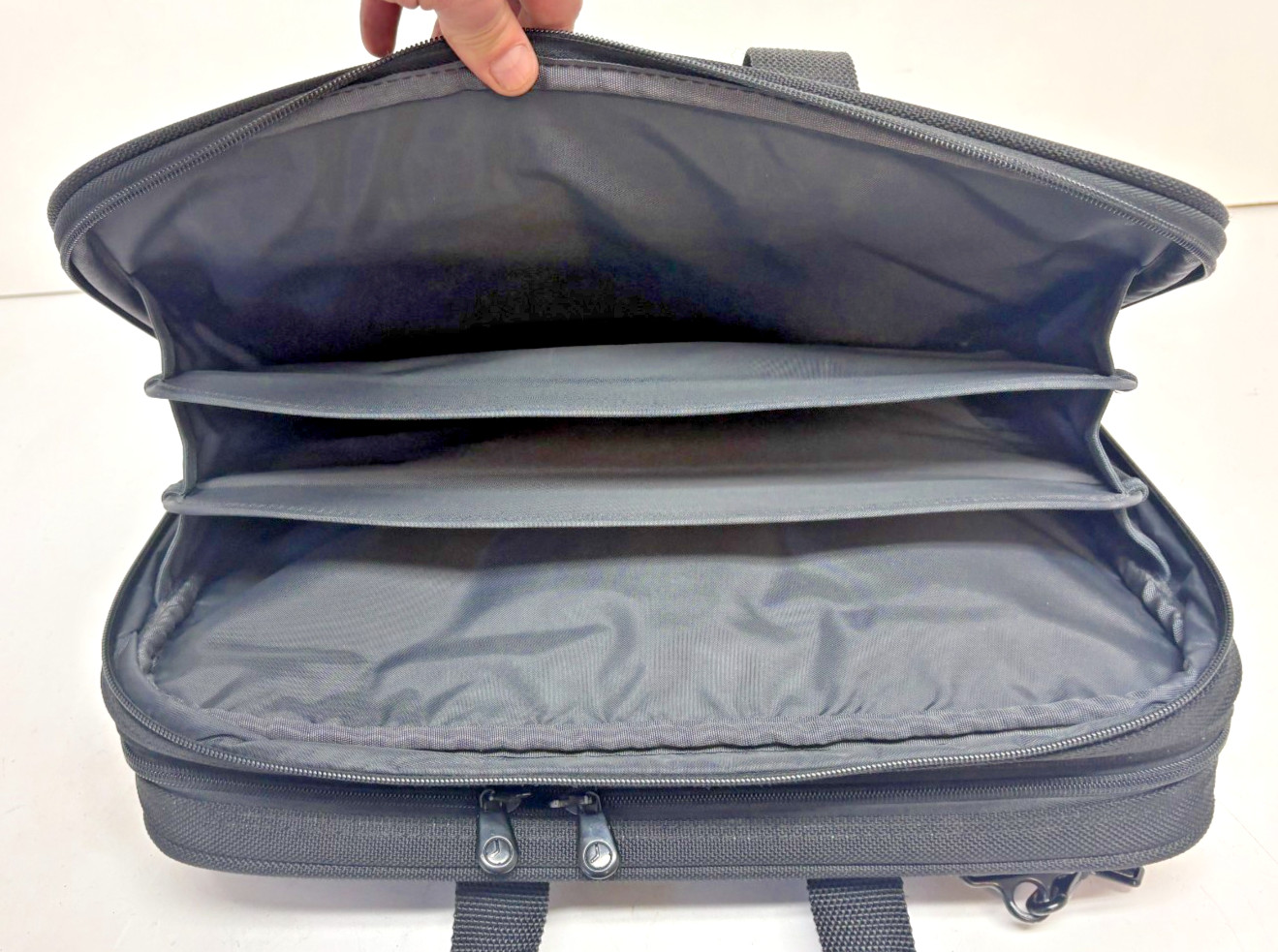 Briggs & Riley Travelware Black Laptop Messenger Travel Bag 5″ x 12.5″ x 17″