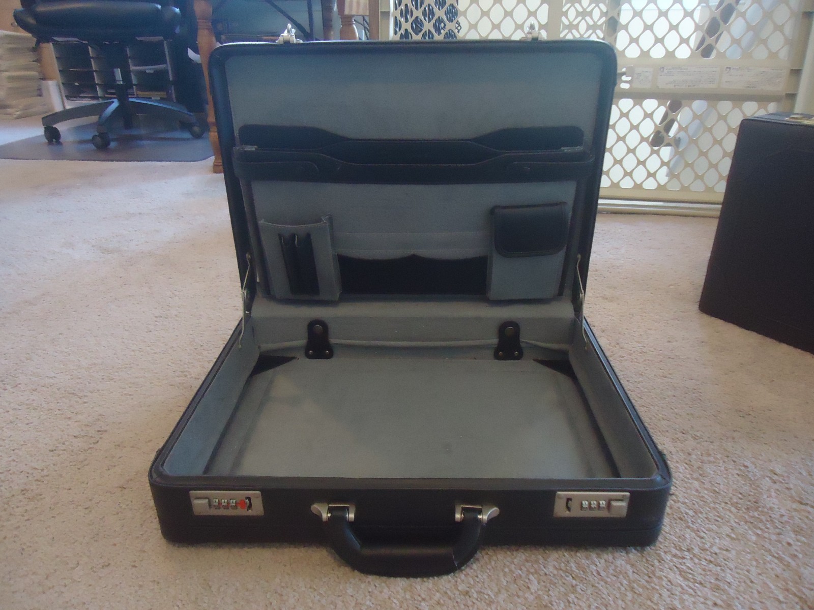 Alpine Swiss Briefcase Vintage 90″s Black 19″ x 14″ x 5″ Expandable Pockets