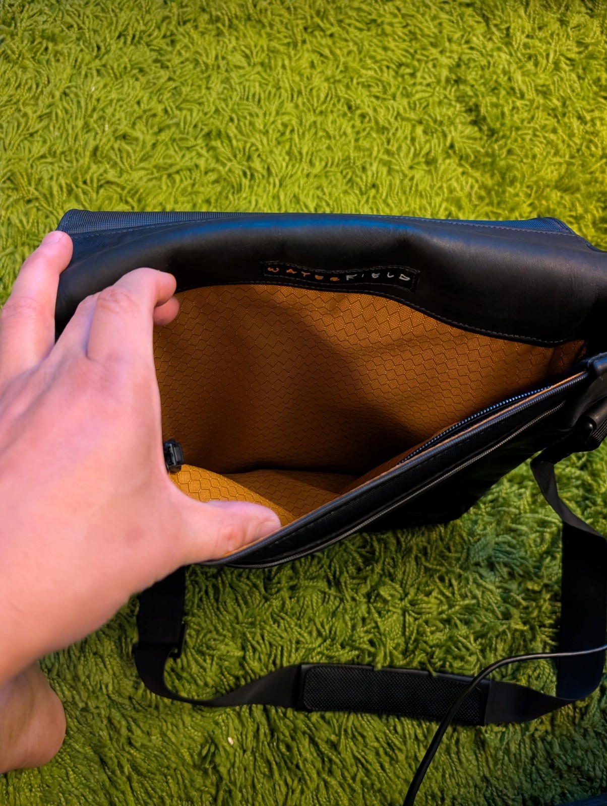 WaterField Muzetto Medium Leather Vertical Messenger Black Made in SF USA